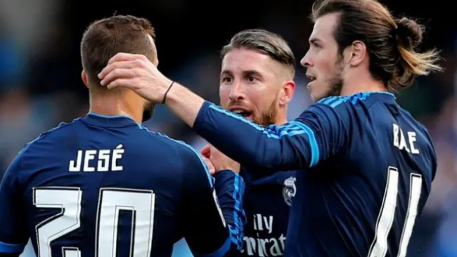 Jugadores del Real Madrid celebran gol 