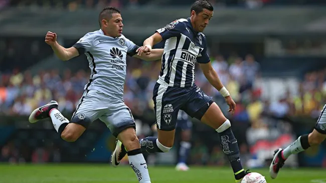 Funes Mori disputa el balón en el juego contra América 