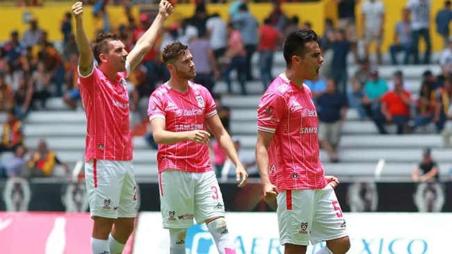 Los jugadores de Mineros festejan victoria contra Leones Negros