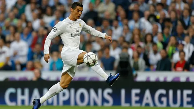 Cristiano Ronaldo controla el balón en duelo contra Manchester City