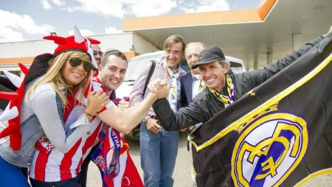 Aficionados del Atlético de Madrid y Real Madrid