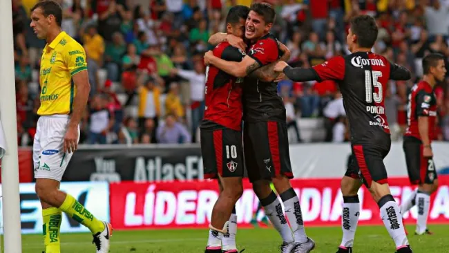 Jugadores de Atlas celebran un gol