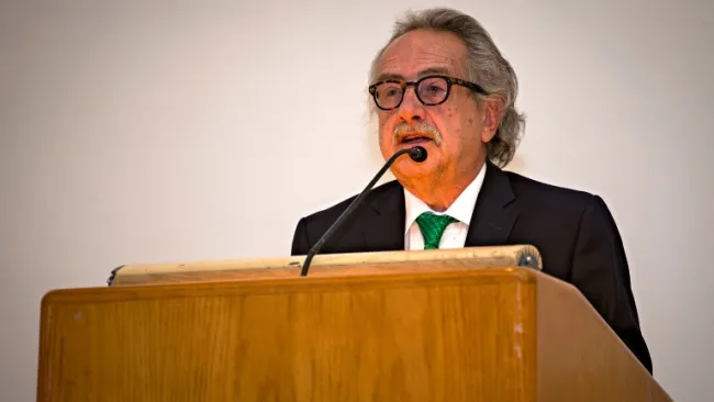 Decio de María durante una conferencia de prensa