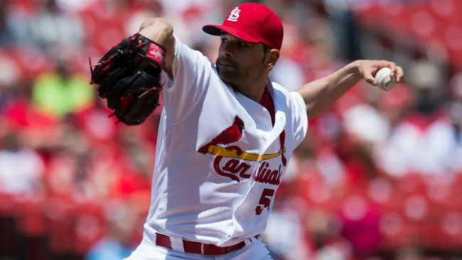 Jaime García, lanzando en el juego frente a Filadelfia