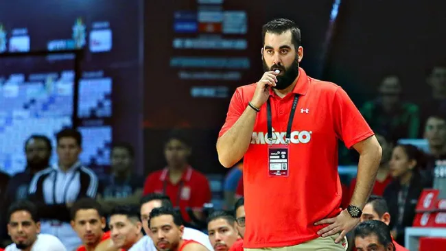 Ramón Díaz, observando un partido del Tri de basquetbol