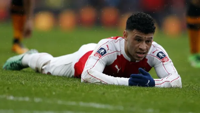 Chamberlain, tendido en el césped durante juego del Arsenal