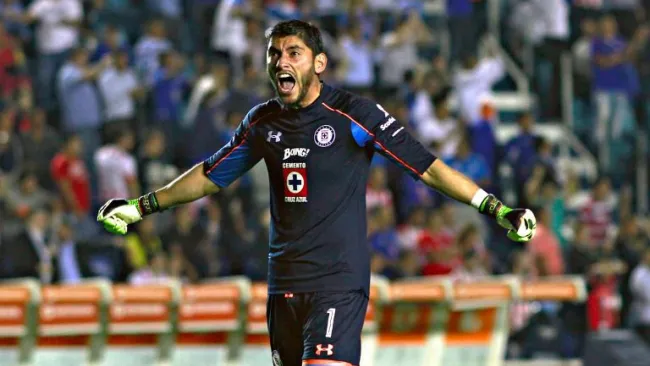 Jesús Corona festeja un gol de Cruz Azul