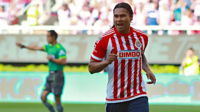 Gullit Peña celebra durante un partido con las Chivas