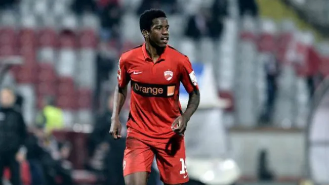 Eckeng durante un partido del Dinamo de Buscarest