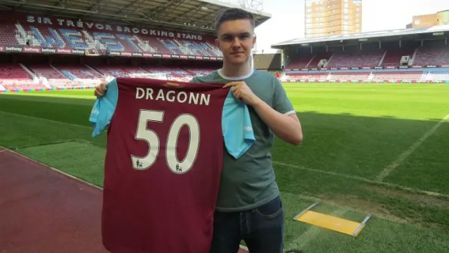 Sean Allen posa con su camiseta de los Hammers
