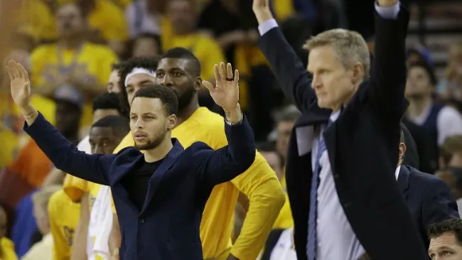 Curry y Kerr festejan en la banca de los Warriors