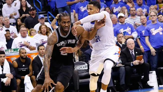 Kawhi Leonard se quita la marca de Andre Roberson en el duelo entre Spurs y Thunder