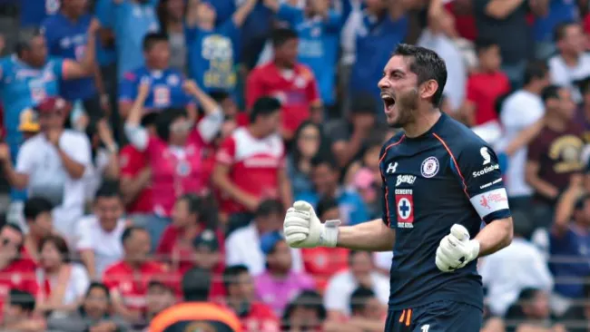 Jesús Corona festeja un gol de Cruz Azul