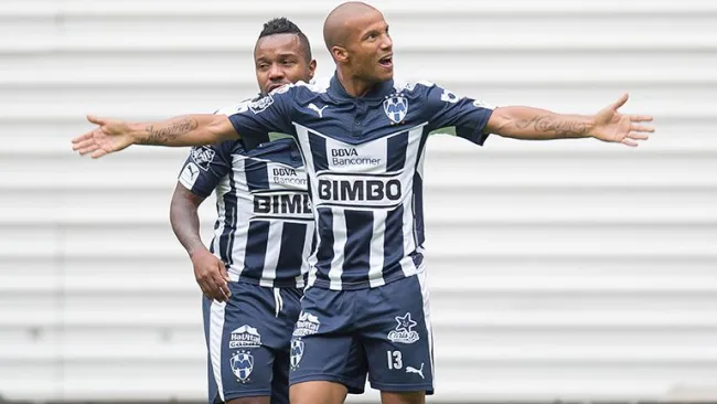 Carlos Sánchez festeja gol con Rayados