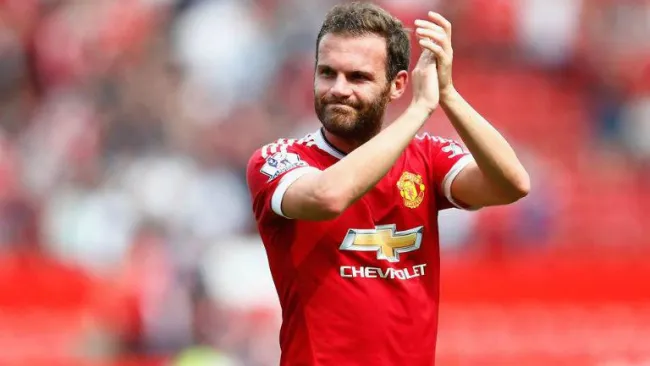 Juan Mata aplaude a la tribuna