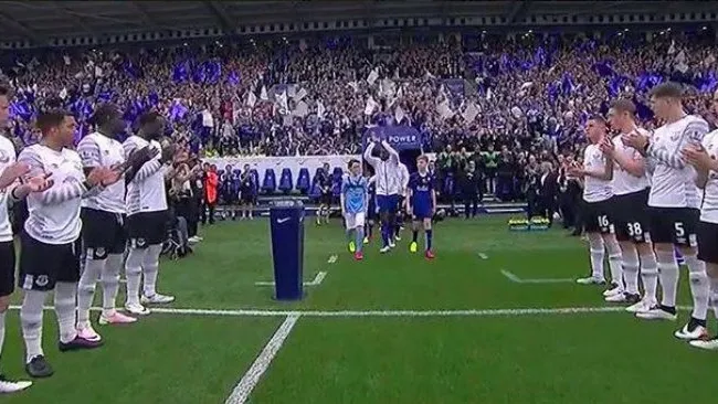 Everton le hace pasillo al Leicester City