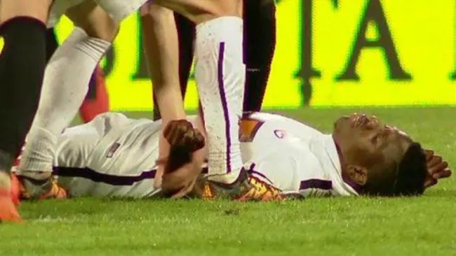 Patick Ekeng, inconsciente sobre el terreno de juego