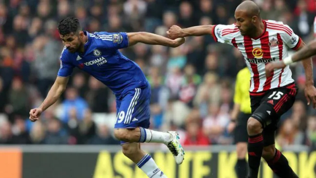 Costa compite por el esférico en duelo contra Sunderland