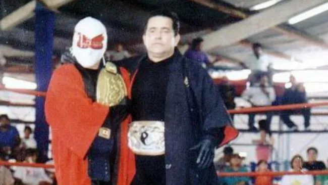 Kato Kung Lee (der) y Kato Jr. (izq) antes de una lucha