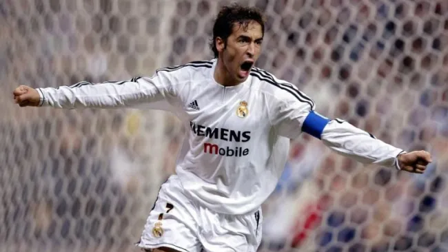 Raúl González festeja un gol con el Real Madrid