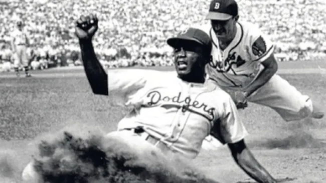 Jackie Robinson se barre en una base