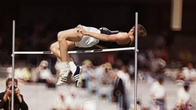 Dick Fosbury realiza una ejecución de salto de altura 