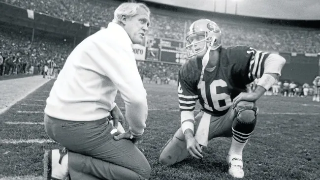 Joe Montana dialoga con Bill Walsh