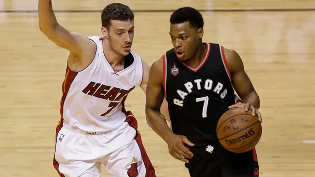 Kyle Lowry intenta evadir a Goran Dragic, del Miami Heat