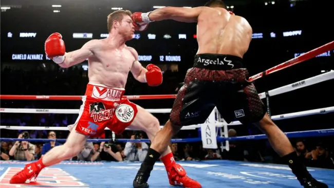 Saúl 'Canelo' Álvarez es golpeado por Amir Khan
