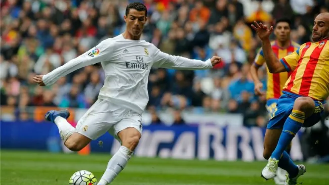 Cristiano Ronaldo golpea el balón durante el duelo contra el Valencia