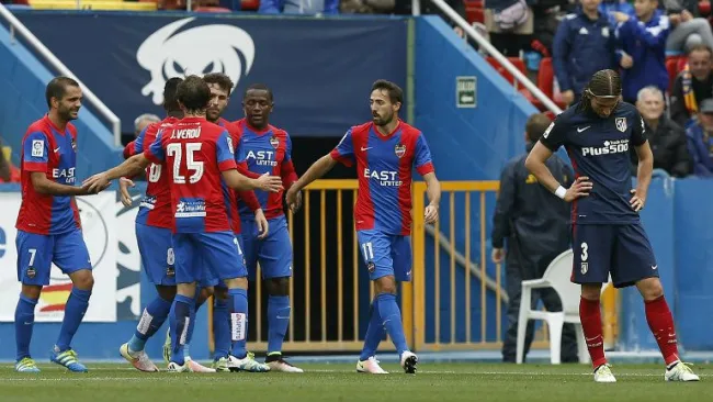 Jugadores del Granada festejan y Filipe Luis se lamenta
