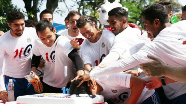 Momento del 'pastelazo' a Omar Bravo en festejo de Chivas