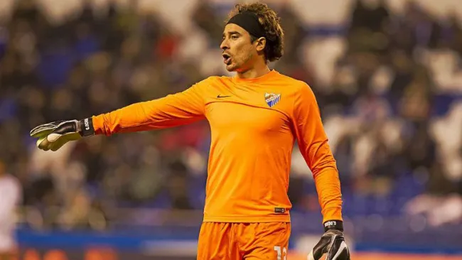 Guillermo Ochoa durante un partido con Málaga