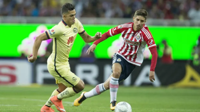 Andrés Andrade conduce balón contra Chivas