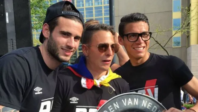 Héctor Moreno celebra junto a sus compañeros el campeonato del PSV