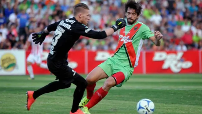 Jugadores de Nexaca y Juárez disputan el balón