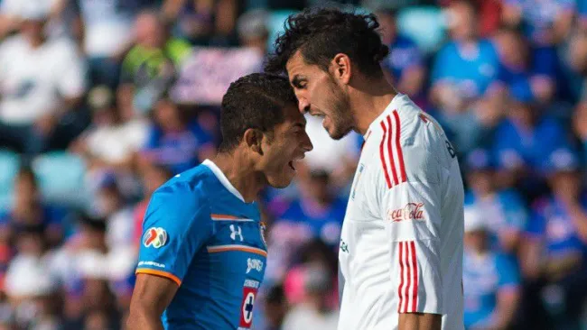 Joao Rojas le da un cabezazo a Nahuel Guzmán