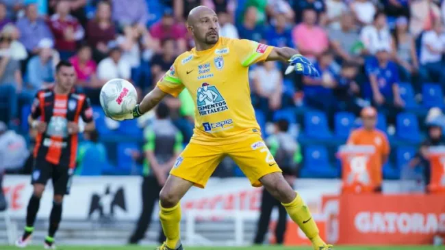 Oscar Pérez dirante un partido de Tuzos