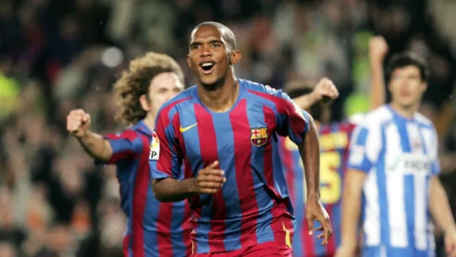 Eto'o, disputando un juego con Barcelona