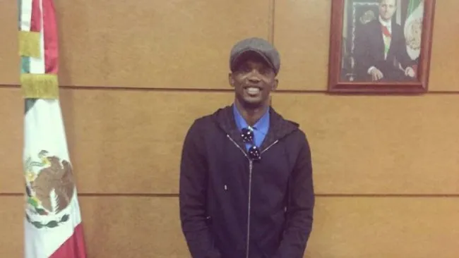 Eto'o sonríe junto a la bandera de México