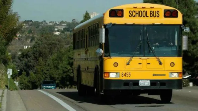 Un autobús circulando por las calles de EU