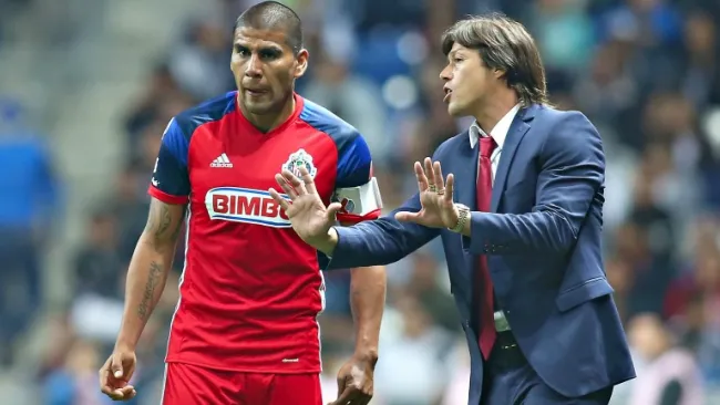 Almeyda, dando instrucciones a Salcido en un juego