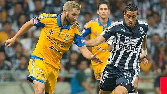 Gignac y Funes Mori disputan el esférico