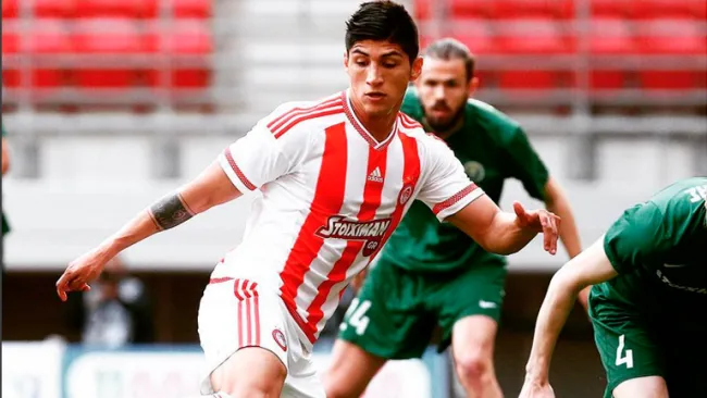 Pulido mueve el balón en partido con Olympiacos