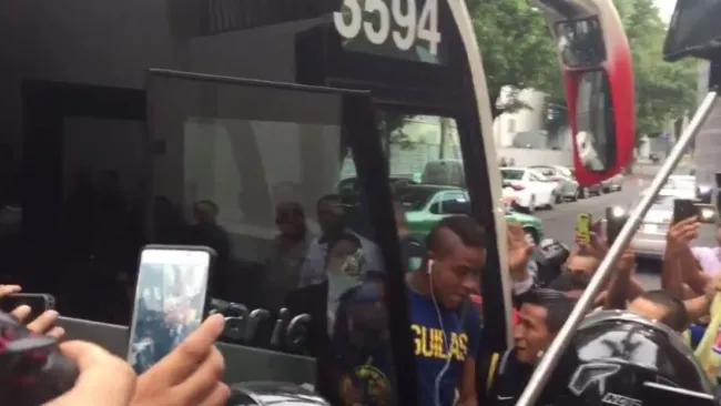 Arroyo baja del camión del club en su llegada al hotel