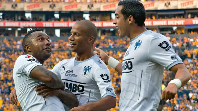 Pabón festeja con sus compañeros en el 'Volcán'