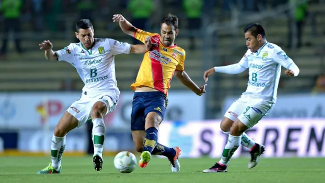 Pellerano pelea el balón con los defensores de León