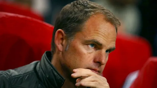 Frank de Boer, pensativo durante un partido del Ajax