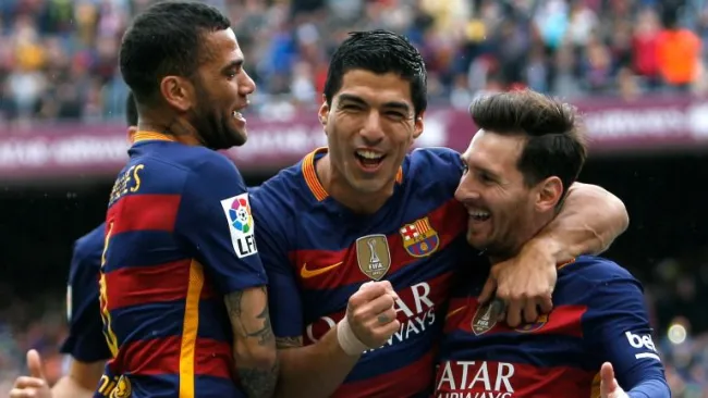 Luis Suárez celebra un gol junto a Dani Alves y Lionel Messi