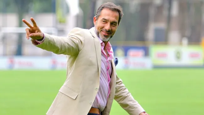 Matosas saluda a la gente a la saluda de un entrenamiento